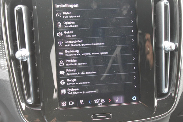 Volvo XC40 Recharge P8 AWD R-Design 20" lm velgen / Warmtepomp / Extra getint glas vanaf de B-Stijl / Google infotainment