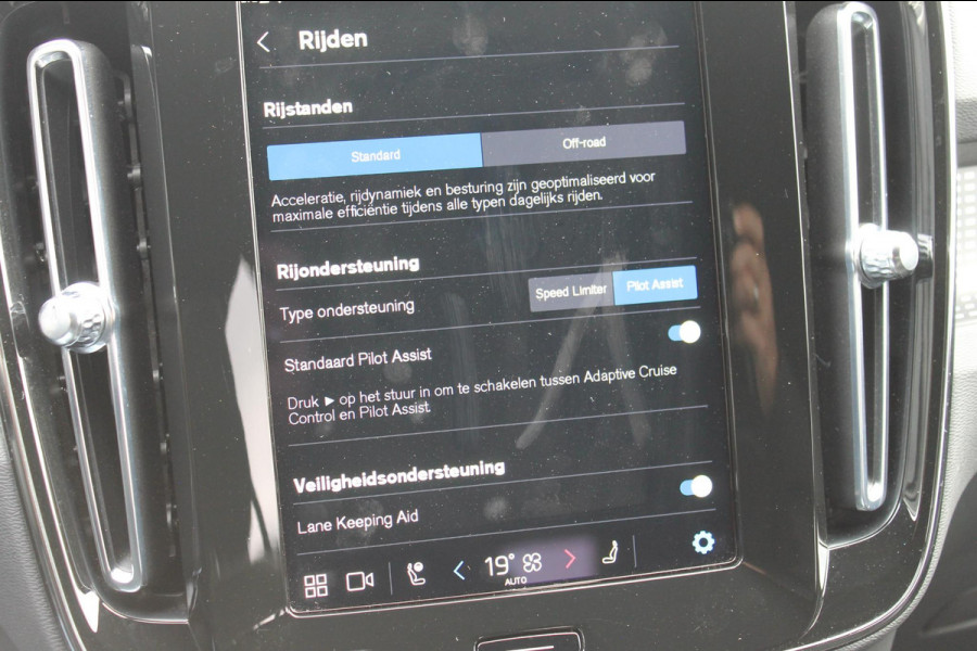 Volvo XC40 Recharge P8 AWD R-Design 20" lm velgen / Warmtepomp / Extra getint glas vanaf de B-Stijl / Google infotainment