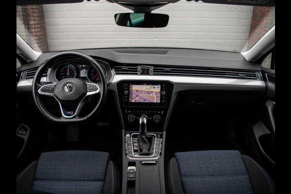 Volkswagen Passat 1.4 TSI GTE Highline | Trekhaak | 360° Camera | ACC | Dealer Onderhouden