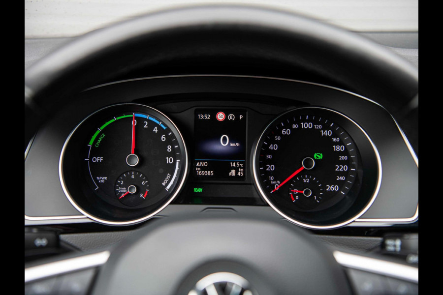 Volkswagen Passat 1.4 TSI GTE Highline | Trekhaak | 360° Camera | ACC | Dealer Onderhouden
