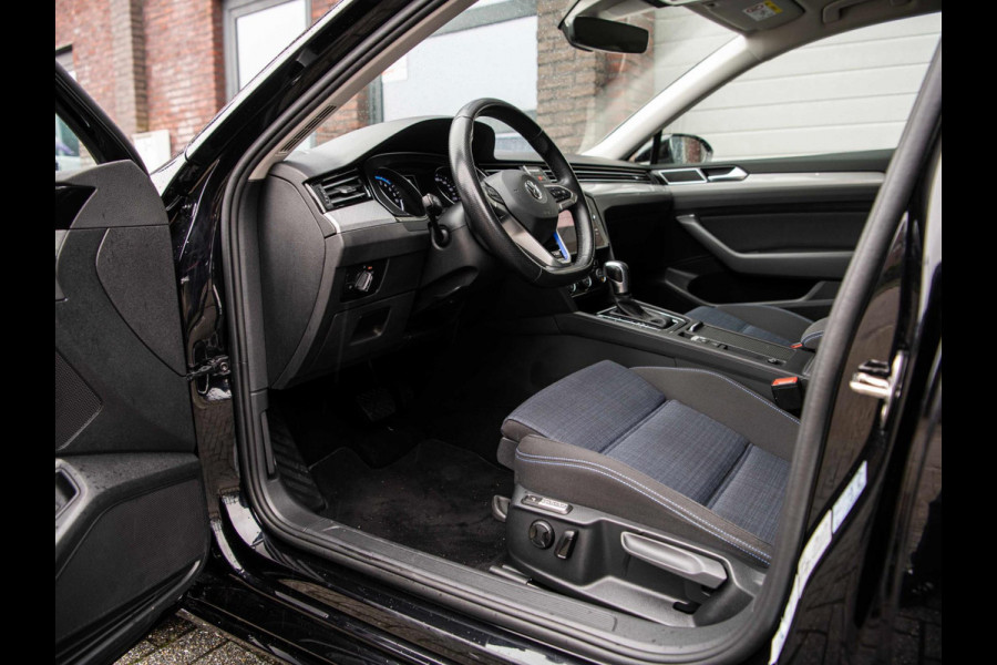 Volkswagen Passat 1.4 TSI GTE Highline | Trekhaak | 360° Camera | ACC | Dealer Onderhouden
