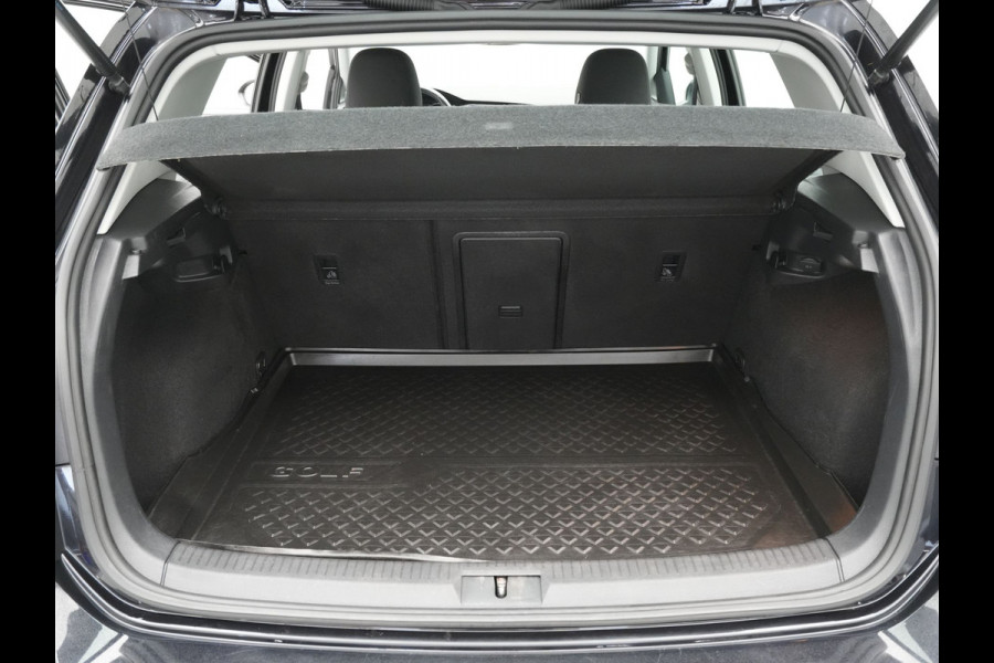 Volkswagen e-Golf E-DITION 136pk Navigatie Warmtepomp Stoelverwarming Acc Carplay 287 Volkswagen e-Golf E-DITION 136pk Navigatie Warmtepomp Stoelverwarming Acc Carplay 287