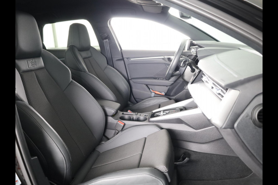 Audi A3 Sportback 35 TFSI S edition | Verlengde Garantie | Optiek zwart pakket | Parkeersensoren achterzijde | Afneembare trekhaak | Audi A3 Sportback 35 TFSI S edition | Verlengde Garantie | Optiek zwart pakket | Parkeersensoren achterzijde | Afneembare trekhaak |