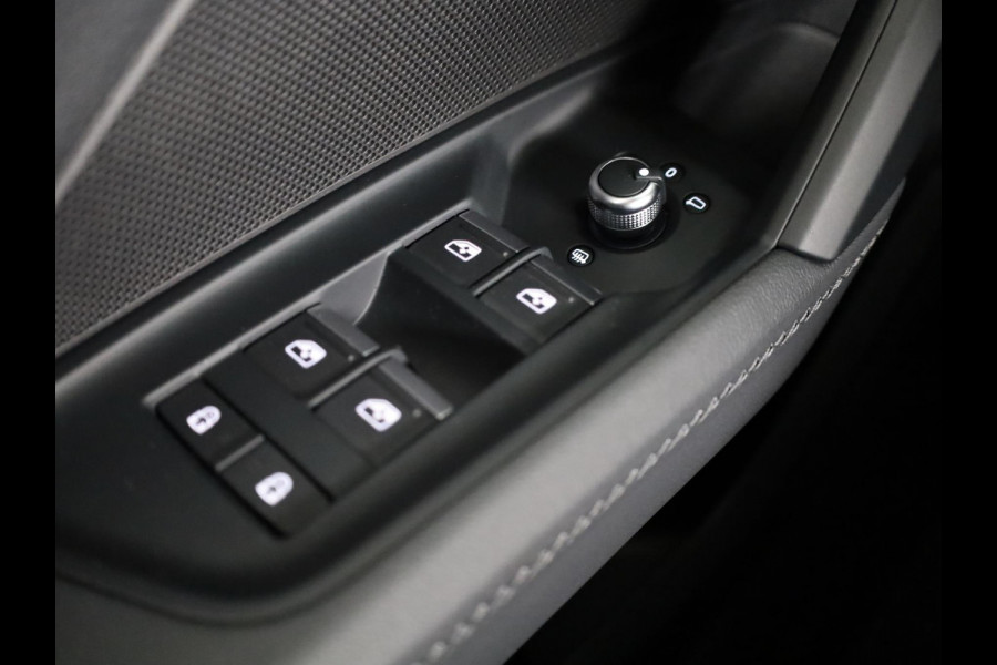 Audi A3 Sportback 35 TFSI S edition | Verlengde Garantie | Optiek zwart pakket | Parkeersensoren achterzijde | Afneembare trekhaak | Audi A3 Sportback 35 TFSI S edition | Verlengde Garantie | Optiek zwart pakket | Parkeersensoren achterzijde | Afneembare trekhaak |