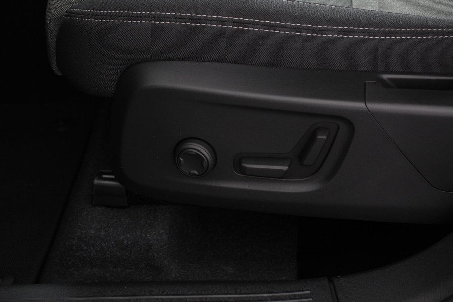 Volvo XC40 1.5 T5 Plug-in hybrid Plus Dark Navigatie Climate Control Adaptive Cruise Control  18"LMV Parkeer sensoren Dab Led Volvo XC40 1.5 T5 Plug-in hybrid Plus Dark Navigatie Climate Control Adaptive Cruise Control  18"LMV Parkeer sensoren Dab Led