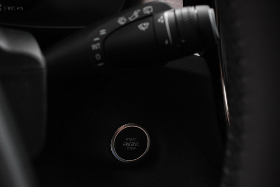 Volvo XC40 1.5 T5 Plug-in hybrid Plus Dark Navigatie Climate Control Adaptive Cruise Control  18"LMV Parkeer sensoren Dab Led Volvo XC40 1.5 T5 Plug-in hybrid Plus Dark Navigatie Climate Control Adaptive Cruise Control  18"LMV Parkeer sensoren Dab Led
