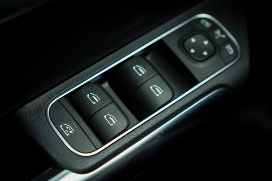 Mercedes-Benz EQA 250+ AMG Line 71 kWh / Pano / Adaptive Cruise / Stoelverwarming