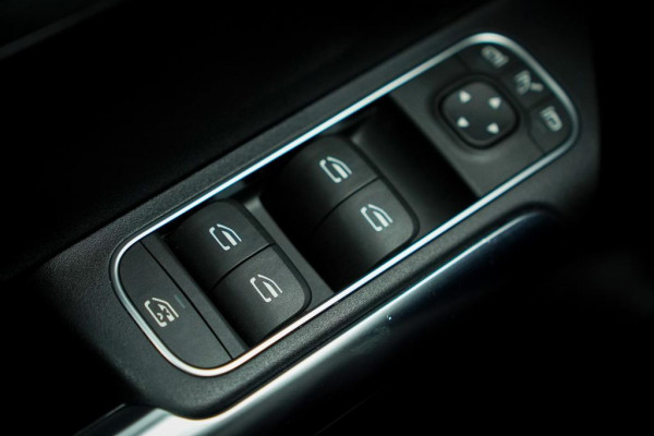 Mercedes-Benz EQA 250+ AMG Line 71 kWh / Pano / Adaptive Cruise / Stoelverwarming