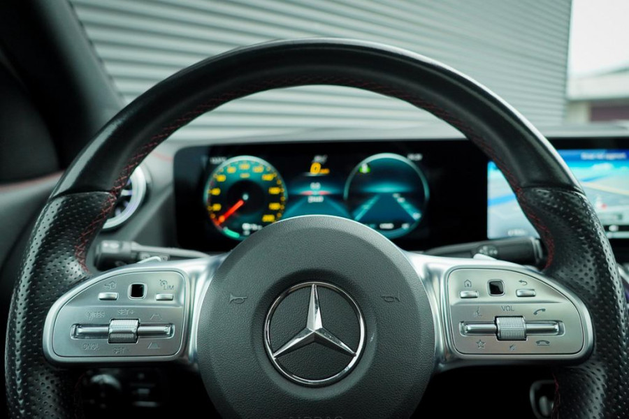 Mercedes-Benz EQA 250+ AMG Line 71 kWh / Pano / Adaptive Cruise / Stoelverwarming