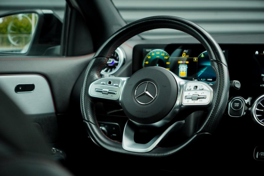 Mercedes-Benz EQA 250+ AMG Line 71 kWh / Pano / Adaptive Cruise / Stoelverwarming