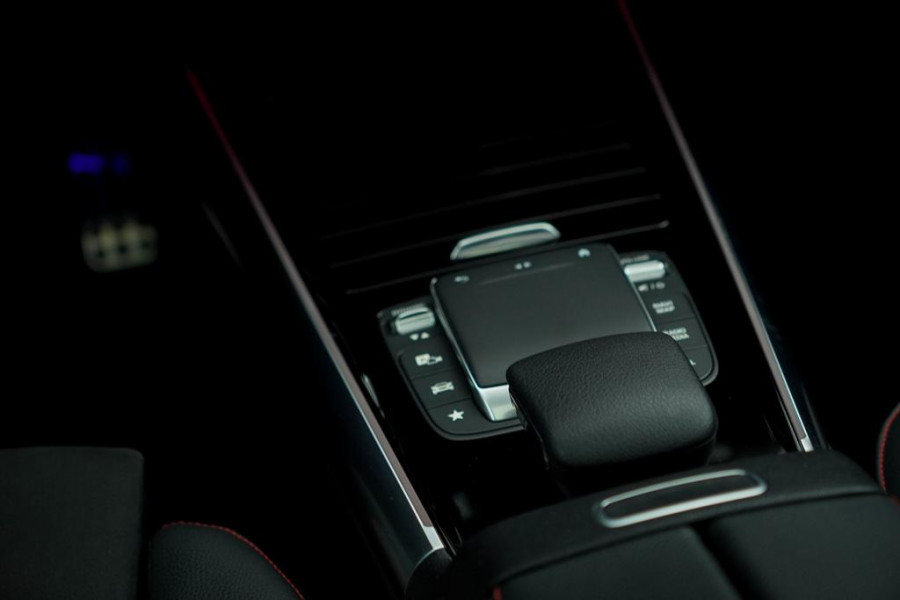 Mercedes-Benz EQA 250+ AMG Line 71 kWh / Pano / Adaptive Cruise / Stoelverwarming