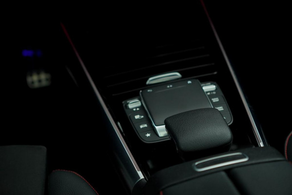 Mercedes-Benz EQA 250+ AMG Line 71 kWh / Pano / Adaptive Cruise / Stoelverwarming