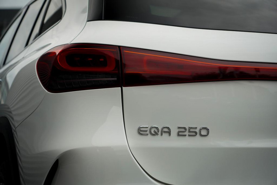 Mercedes-Benz EQA 250+ AMG Line 71 kWh / Pano / Adaptive Cruise / Stoelverwarming