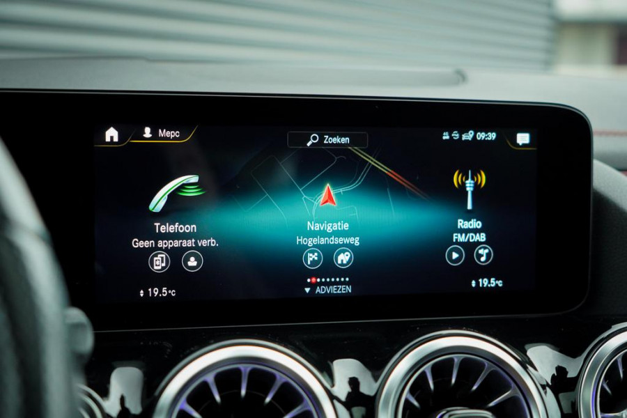 Mercedes-Benz EQA 250+ AMG Line 71 kWh / Pano / Adaptive Cruise / Stoelverwarming