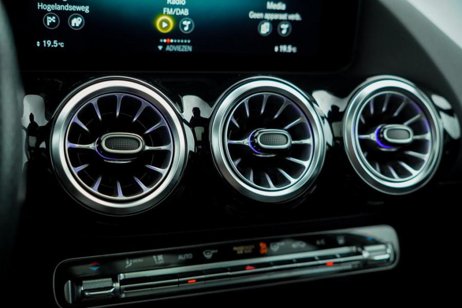 Mercedes-Benz EQA 250+ AMG Line 71 kWh / Pano / Adaptive Cruise / Stoelverwarming