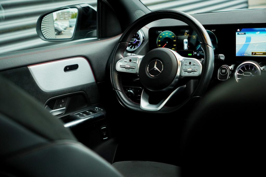 Mercedes-Benz EQA 250+ AMG Line 71 kWh / Pano / Adaptive Cruise / Stoelverwarming