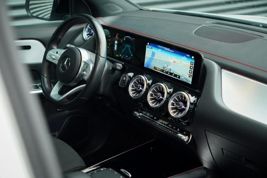 Mercedes-Benz EQA 250+ AMG Line 71 kWh / Pano / Adaptive Cruise / Stoelverwarming
