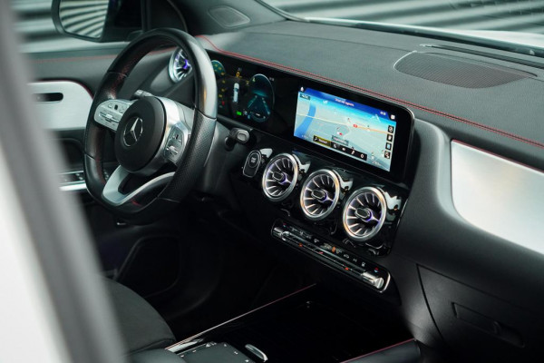 Mercedes-Benz EQA 250+ AMG Line 71 kWh / Pano / Adaptive Cruise / Stoelverwarming