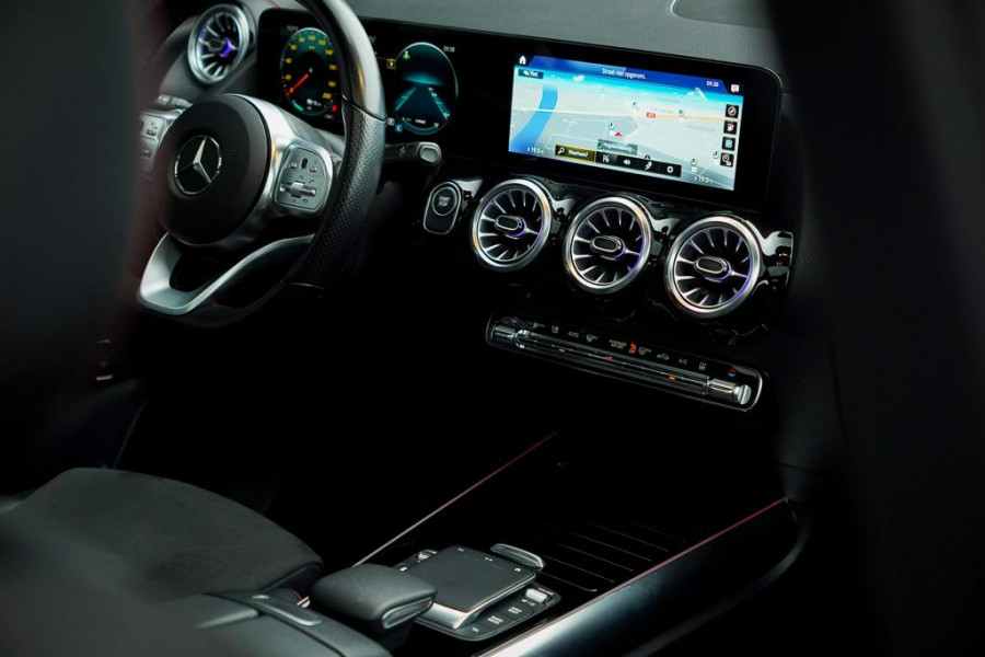 Mercedes-Benz EQA 250+ AMG Line 71 kWh / Pano / Adaptive Cruise / Stoelverwarming