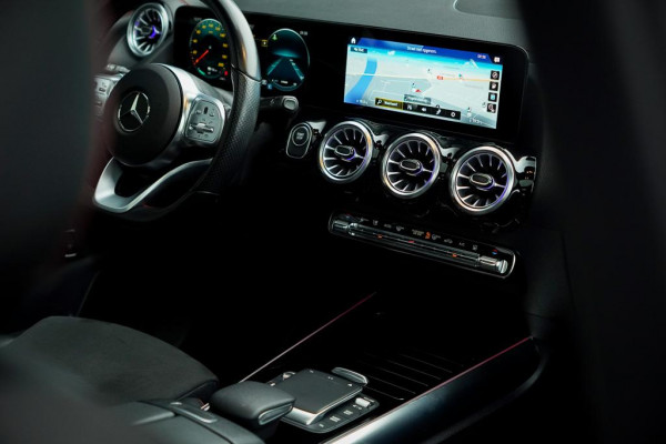 Mercedes-Benz EQA 250+ AMG Line 71 kWh / Pano / Adaptive Cruise / Stoelverwarming