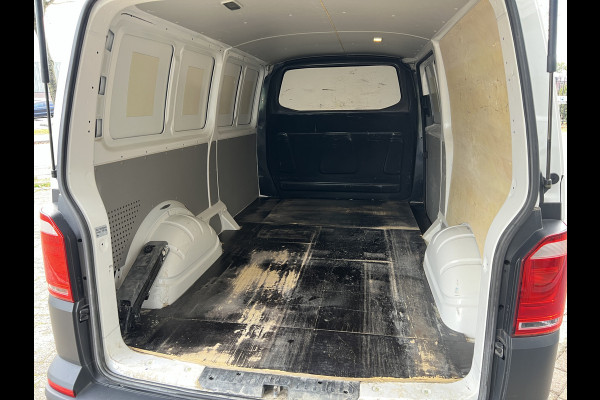 Volkswagen Transporter 2.0 TDI L2H1 Imperiaal/Navi/Trekhaak Volkswagen Transporter 2.0 TDI L2H1 Imperiaal/Navi/Trekhaak