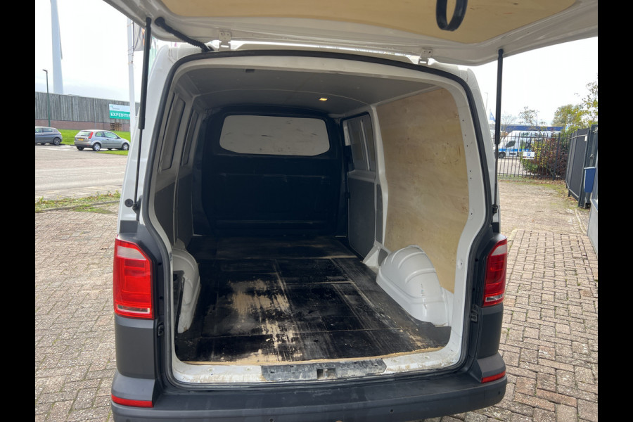 Volkswagen Transporter 2.0 TDI L2H1 Imperiaal/Navi/Trekhaak Volkswagen Transporter 2.0 TDI L2H1 Imperiaal/Navi/Trekhaak