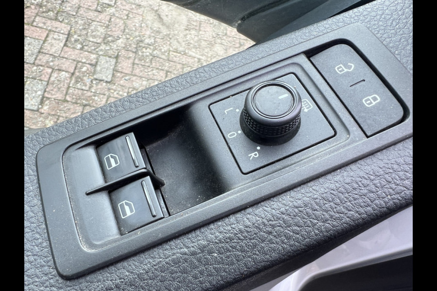 Volkswagen Transporter 2.0 TDI L2H1 Imperiaal/Navi/Trekhaak Volkswagen Transporter 2.0 TDI L2H1 Imperiaal/Navi/Trekhaak