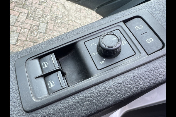 Volkswagen Transporter 2.0 TDI L2H1 Imperiaal/Navi/Trekhaak Volkswagen Transporter 2.0 TDI L2H1 Imperiaal/Navi/Trekhaak