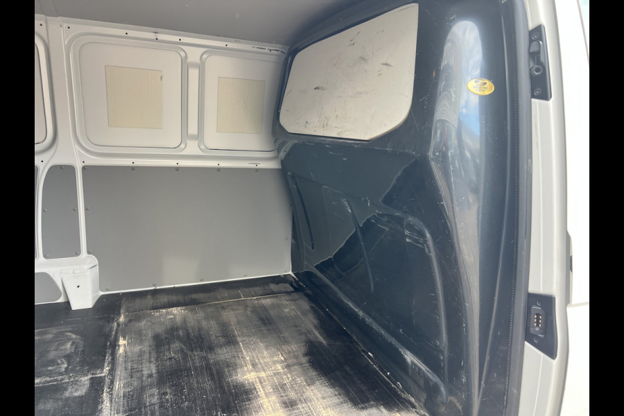 Volkswagen Transporter 2.0 TDI L2H1 Imperiaal/Navi/Trekhaak Volkswagen Transporter 2.0 TDI L2H1 Imperiaal/Navi/Trekhaak