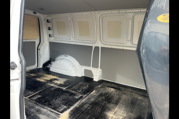 Volkswagen Transporter 2.0 TDI L2H1 Imperiaal/Navi/Trekhaak Volkswagen Transporter 2.0 TDI L2H1 Imperiaal/Navi/Trekhaak