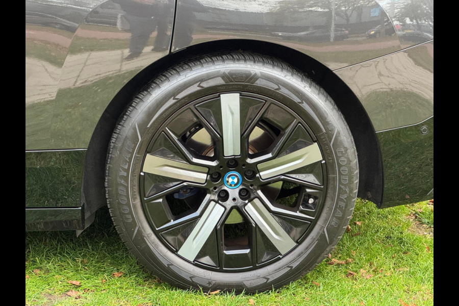 BMW iX xDrive40 Executive 77 kWh NL-Auto BMW iX xDrive40 Executive 77 kWh NL-Auto