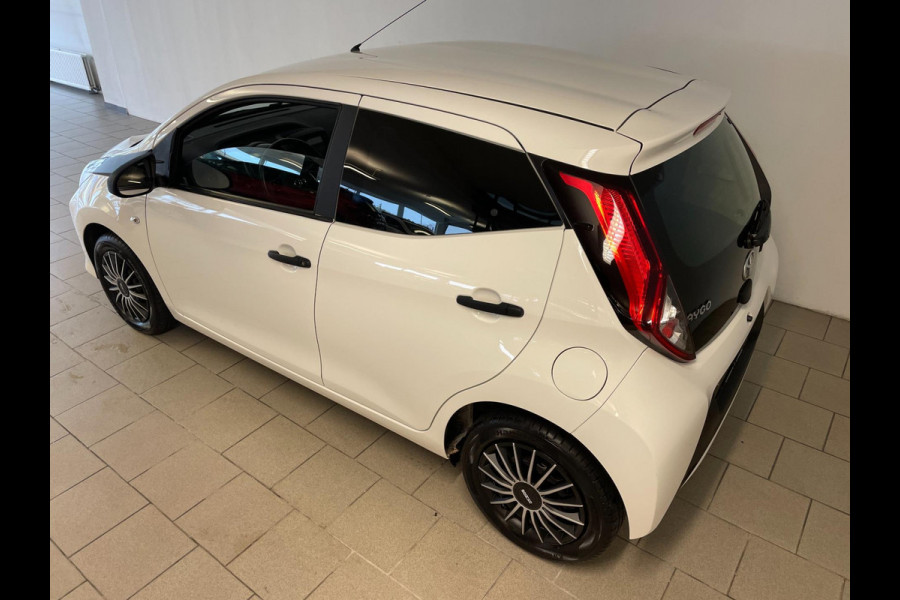 Toyota Aygo 1.0 VVT-i x-fun AIRCO LIMITER ELEK RAMEN CENT VERG SPARCO 5DRS NIEUWSTAAT Toyota Aygo 1.0 VVT-i x-fun AIRCO LIMITER ELEK RAMEN CENT VERG SPARCO 5DRS NIEUWSTAAT