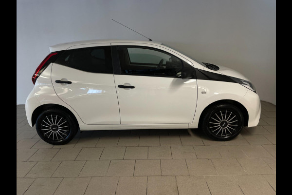 Toyota Aygo 1.0 VVT-i x-fun AIRCO LIMITER ELEK RAMEN CENT VERG SPARCO 5DRS NIEUWSTAAT Toyota Aygo 1.0 VVT-i x-fun AIRCO LIMITER ELEK RAMEN CENT VERG SPARCO 5DRS NIEUWSTAAT