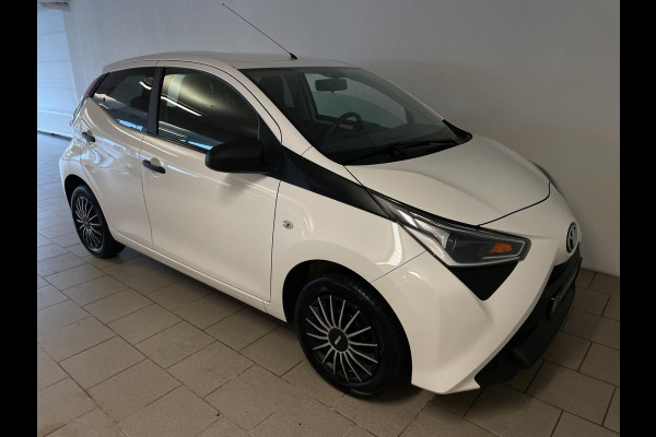 Toyota Aygo 1.0 VVT-i x-fun AIRCO LIMITER ELEK RAMEN CENT VERG SPARCO 5DRS NIEUWSTAAT Toyota Aygo 1.0 VVT-i x-fun AIRCO LIMITER ELEK RAMEN CENT VERG SPARCO 5DRS NIEUWSTAAT