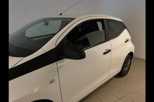 Toyota Aygo 1.0 VVT-i x-fun AIRCO LIMITER ELEK RAMEN CENT VERG SPARCO 5DRS NIEUWSTAAT Toyota Aygo 1.0 VVT-i x-fun AIRCO LIMITER ELEK RAMEN CENT VERG SPARCO 5DRS NIEUWSTAAT