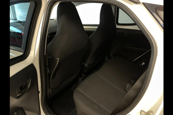 Toyota Aygo 1.0 VVT-i x-fun AIRCO LIMITER ELEK RAMEN CENT VERG SPARCO 5DRS NIEUWSTAAT Toyota Aygo 1.0 VVT-i x-fun AIRCO LIMITER ELEK RAMEN CENT VERG SPARCO 5DRS NIEUWSTAAT