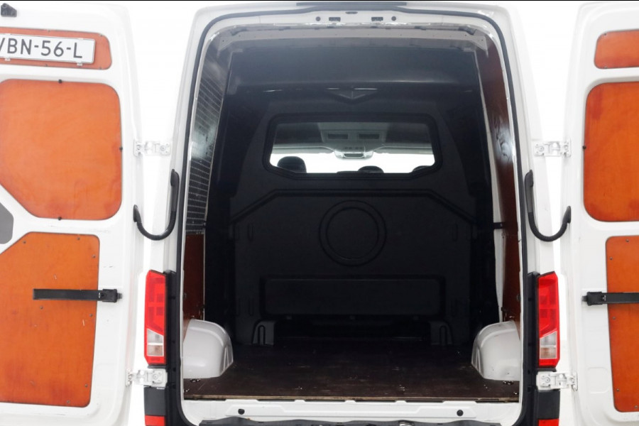 Volkswagen Crafter 35 2.0 TDI 177pk RWD L3H3 (L2H2) D.C. LED/ACC/Navi/Camera Trekhaak 3500kg 08-2019 Volkswagen Crafter 35 2.0 TDI 177pk RWD L3H3 (L2H2) D.C. LED/ACC/Navi/Camera Trekhaak 3500kg 08-2019