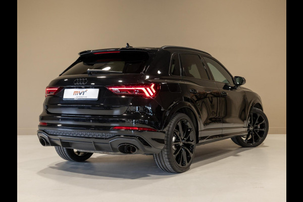 Audi Q3 TFSI RS / 400pk / Panorama dak / Sonos / Kuipstoelen / Audi Q3 TFSI RS / 400pk / Panorama dak / Sonos / Kuipstoelen /