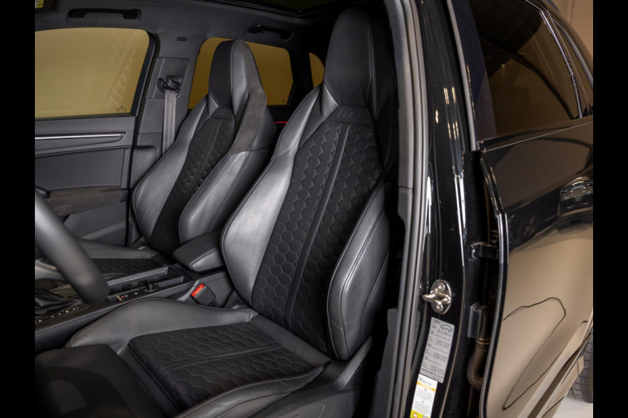 Audi Q3 TFSI RS / 400pk / Panorama dak / Sonos / Kuipstoelen / Audi Q3 TFSI RS / 400pk / Panorama dak / Sonos / Kuipstoelen /