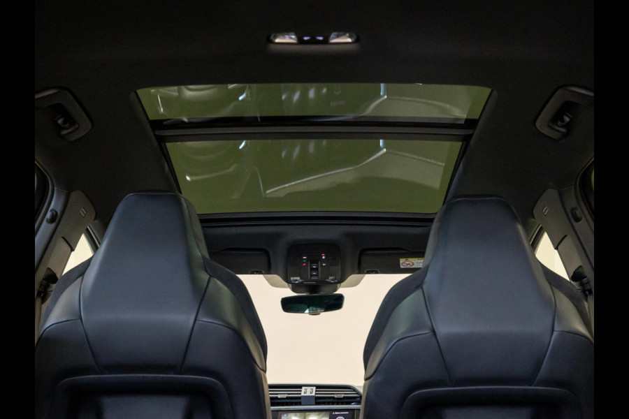 Audi Q3 TFSI RS / 400pk / Panorama dak / Sonos / Kuipstoelen / Audi Q3 TFSI RS / 400pk / Panorama dak / Sonos / Kuipstoelen /