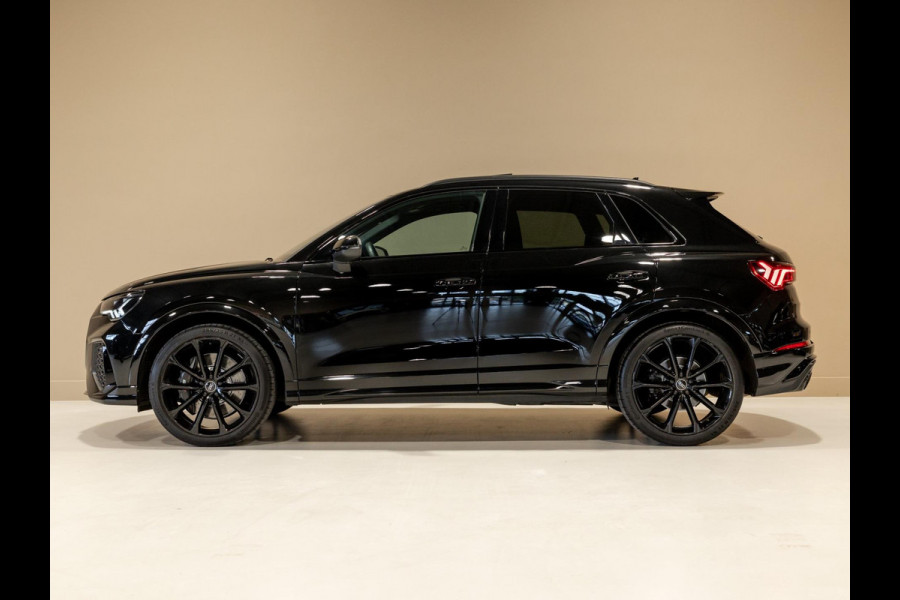 Audi Q3 TFSI RS / 400pk / Panorama dak / Sonos / Kuipstoelen / Audi Q3 TFSI RS / 400pk / Panorama dak / Sonos / Kuipstoelen /