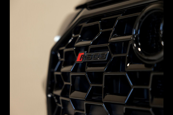 Audi Q3 TFSI RS / 400pk / Panorama dak / Sonos / Kuipstoelen / Audi Q3 TFSI RS / 400pk / Panorama dak / Sonos / Kuipstoelen /