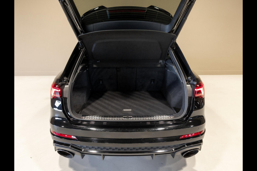 Audi Q3 TFSI RS / 400pk / Panorama dak / Sonos / Kuipstoelen / Audi Q3 TFSI RS / 400pk / Panorama dak / Sonos / Kuipstoelen /