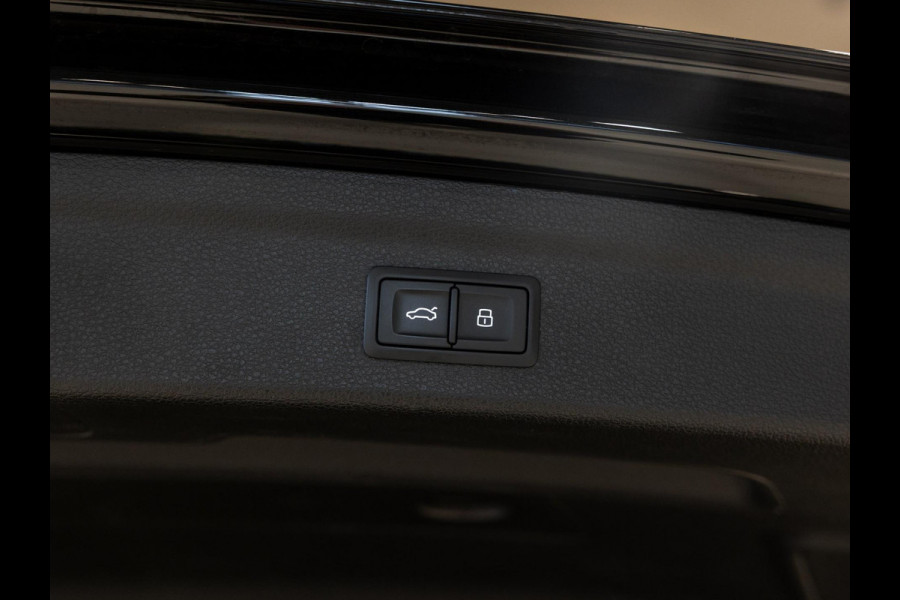 Audi Q3 TFSI RS / 400pk / Panorama dak / Sonos / Kuipstoelen / Audi Q3 TFSI RS / 400pk / Panorama dak / Sonos / Kuipstoelen /