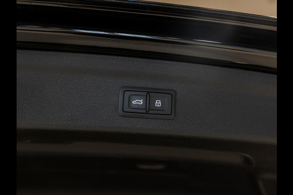 Audi Q3 TFSI RS / 400pk / Panorama dak / Sonos / Kuipstoelen / Audi Q3 TFSI RS / 400pk / Panorama dak / Sonos / Kuipstoelen /