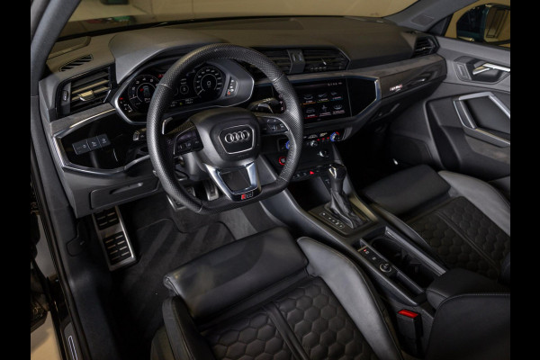 Audi Q3 TFSI RS / 400pk / Panorama dak / Sonos / Kuipstoelen / Audi Q3 TFSI RS / 400pk / Panorama dak / Sonos / Kuipstoelen /