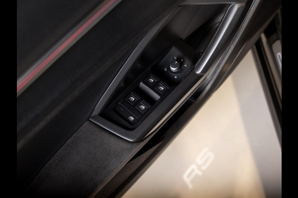 Audi Q3 TFSI RS / 400pk / Panorama dak / Sonos / Kuipstoelen / Audi Q3 TFSI RS / 400pk / Panorama dak / Sonos / Kuipstoelen /