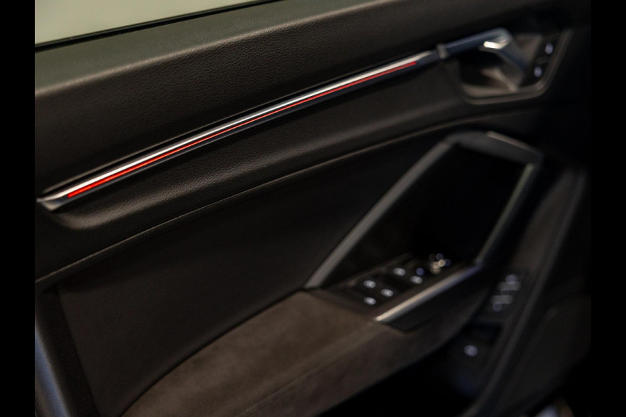 Audi Q3 TFSI RS / 400pk / Panorama dak / Sonos / Kuipstoelen / Audi Q3 TFSI RS / 400pk / Panorama dak / Sonos / Kuipstoelen /