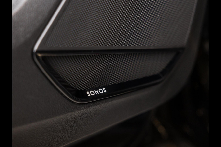 Audi Q3 TFSI RS / 400pk / Panorama dak / Sonos / Kuipstoelen / Audi Q3 TFSI RS / 400pk / Panorama dak / Sonos / Kuipstoelen /