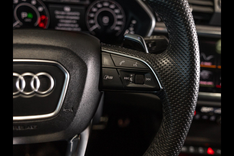 Audi Q3 TFSI RS / 400pk / Panorama dak / Sonos / Kuipstoelen / Audi Q3 TFSI RS / 400pk / Panorama dak / Sonos / Kuipstoelen /